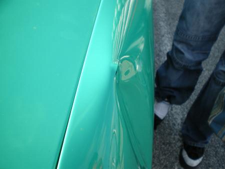 la voiture un peu amoch�e...